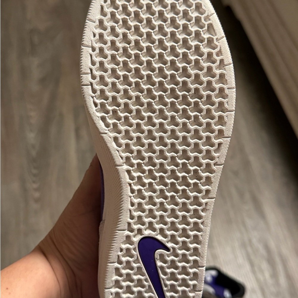 Nike Women's Sneakers in Cream and Purple - Picture 4 of 5